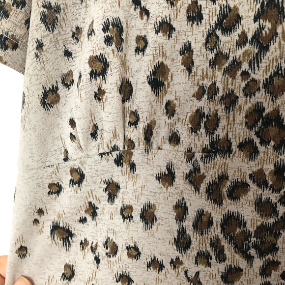 3/$10 Beliza Cheetah Print V-Neck Crop Top Large L - Picture 5 of 8